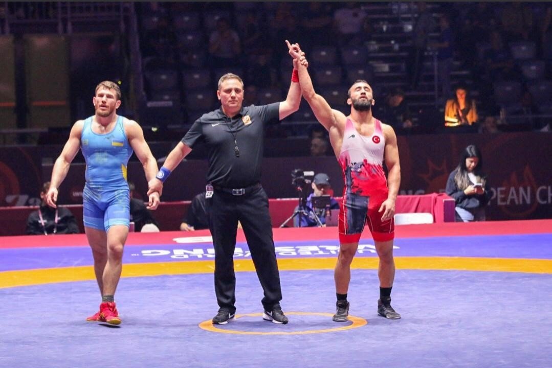 BARÜ mezunu milli güreşçi Burhan Akbudak, Avrupa şampiyonu oldu