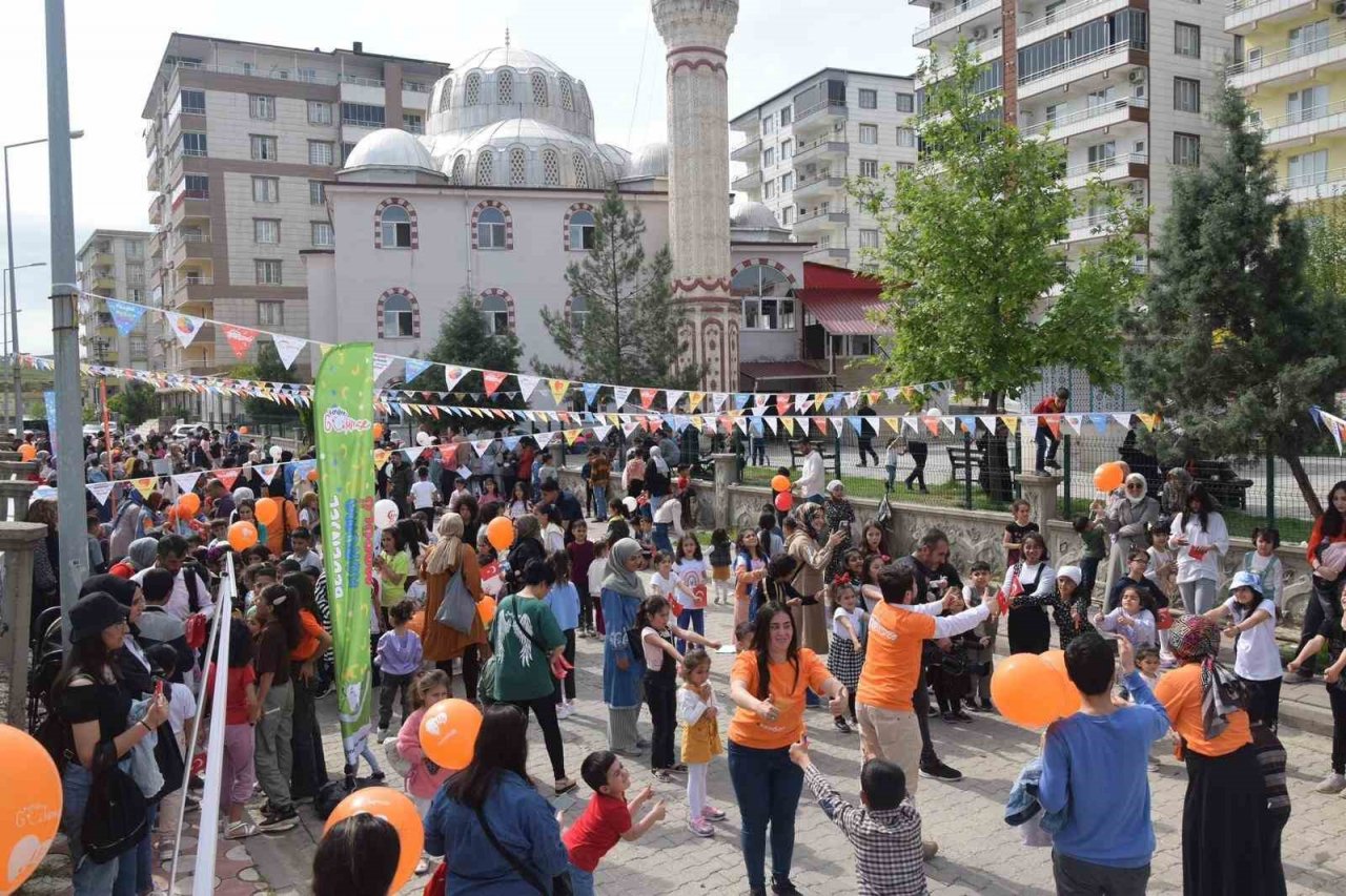 Kozluk’ta çocukların yüzünü gülümseten festival