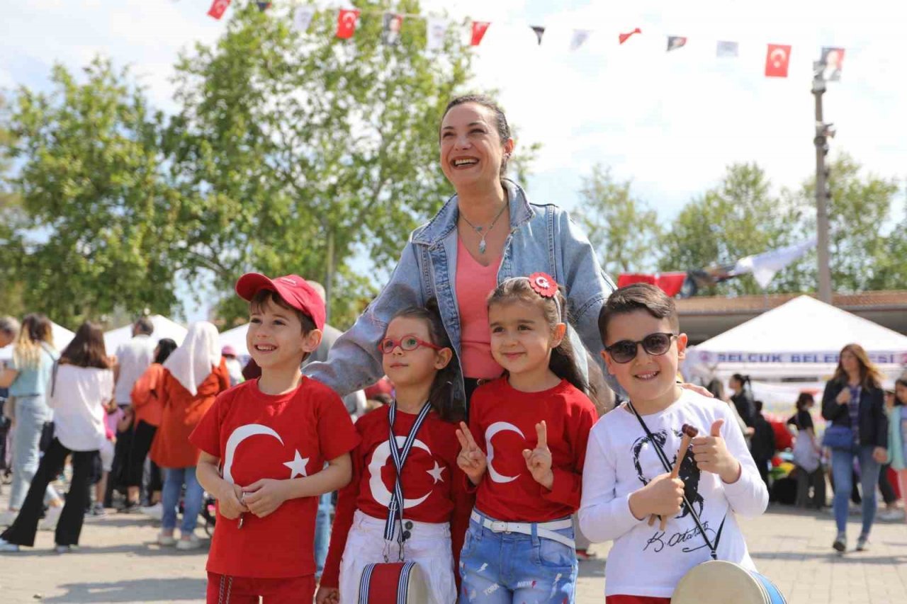 Bayraklı ve Selçuk’ta 23 Nisan’da çocuklar doyasıya eğlendi