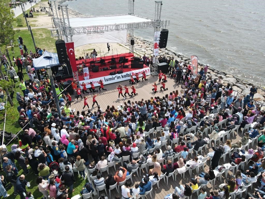 Bayraklı ve Selçuk’ta 23 Nisan’da çocuklar doyasıya eğlendi