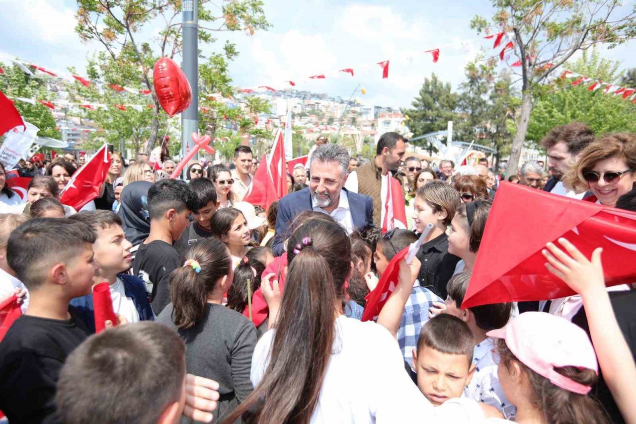 Bayraklı ve Selçuk’ta 23 Nisan’da çocuklar doyasıya eğlendi