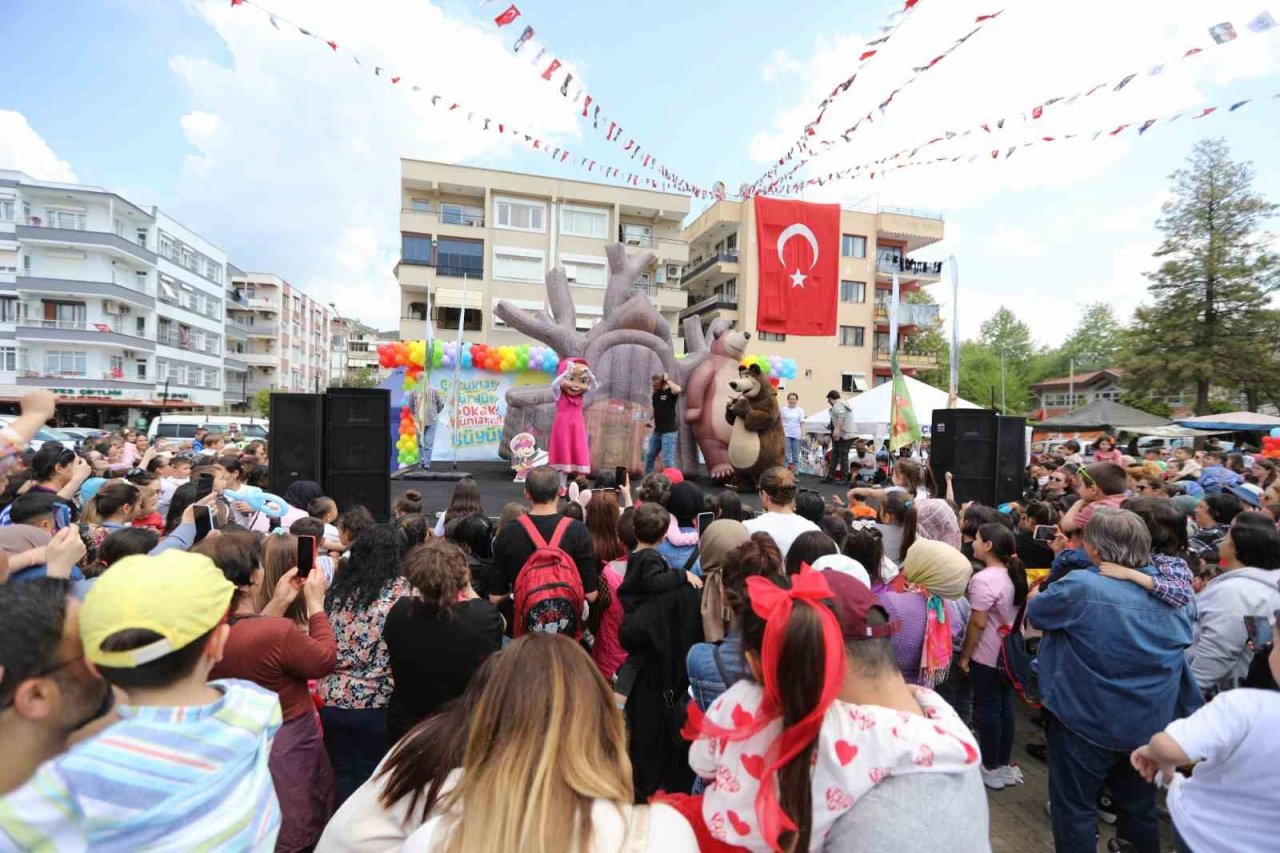 Bayraklı ve Selçuk’ta 23 Nisan’da çocuklar doyasıya eğlendi