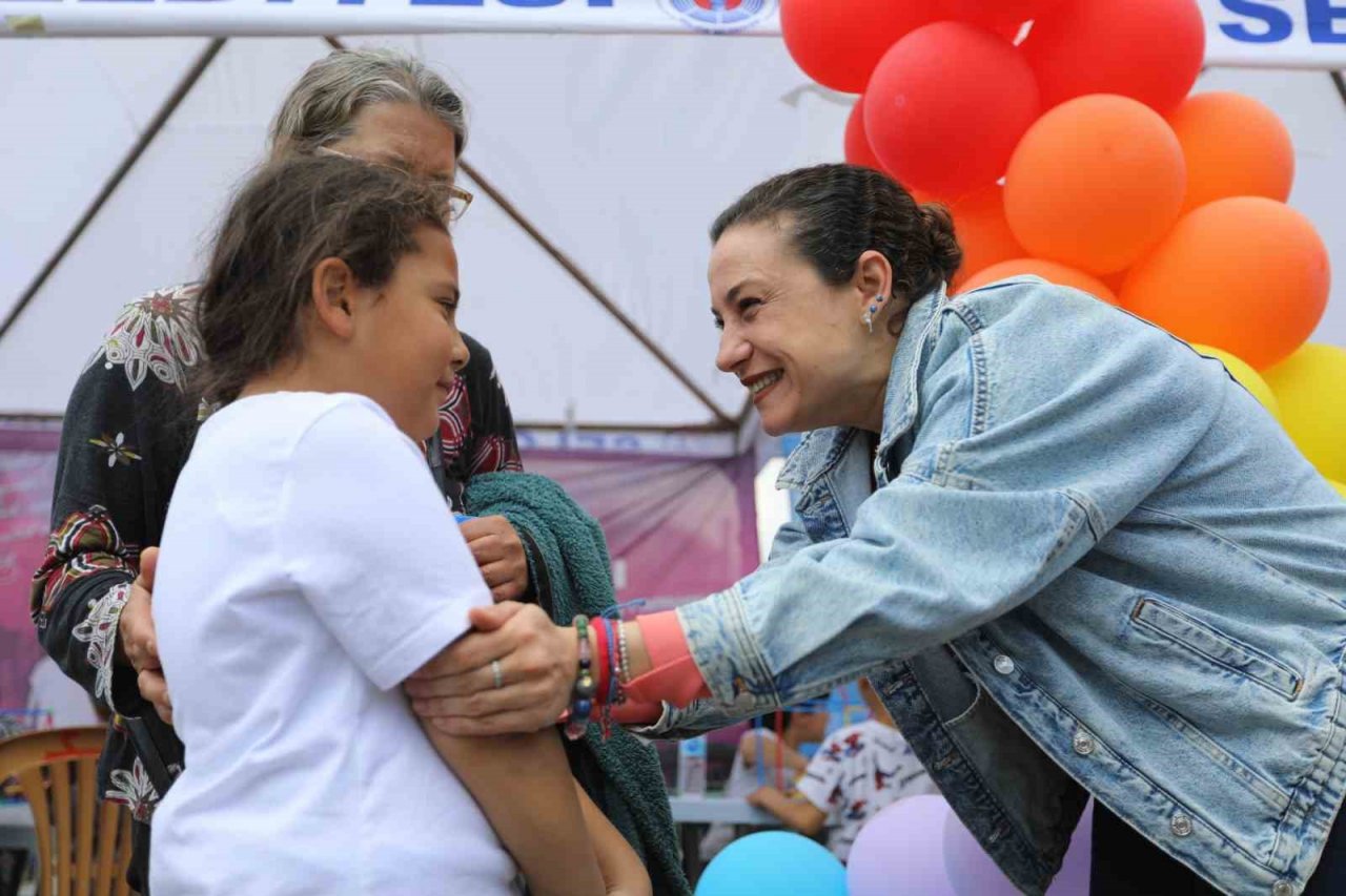 Bayraklı ve Selçuk’ta 23 Nisan’da çocuklar doyasıya eğlendi