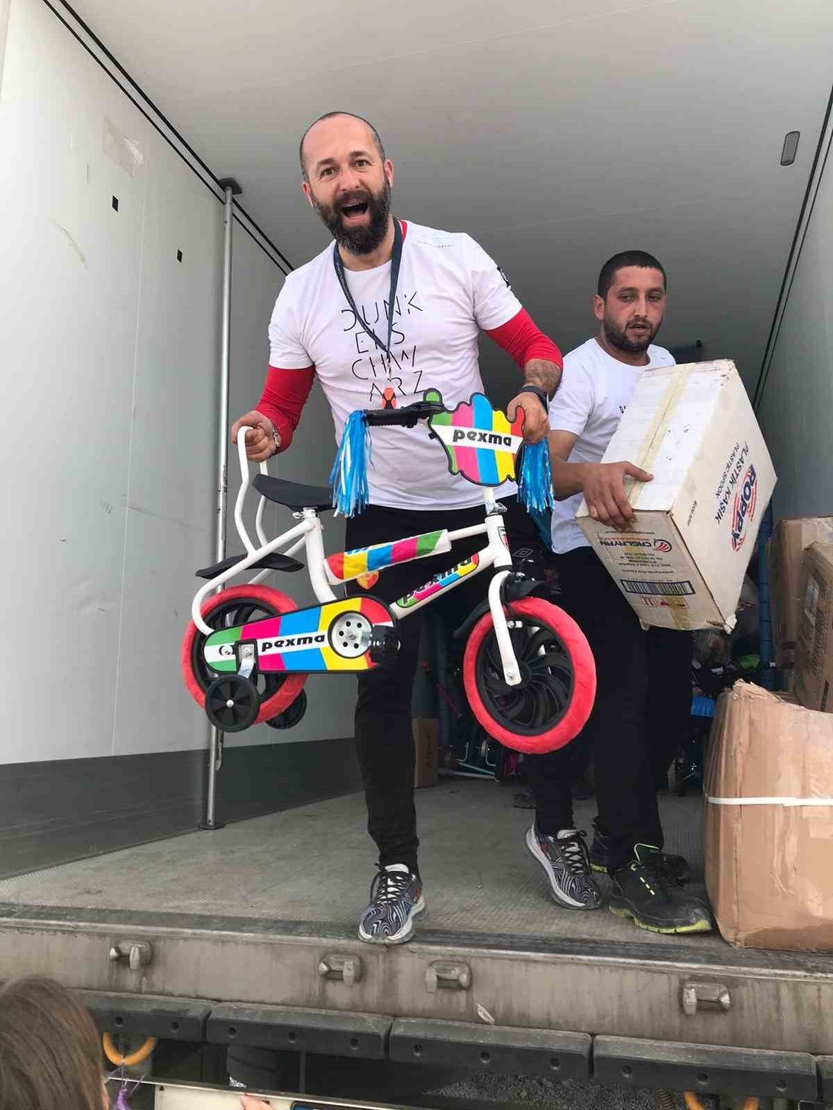 Bodrum’dan Hatay’a uçurtma ve bisiklet gönderildi