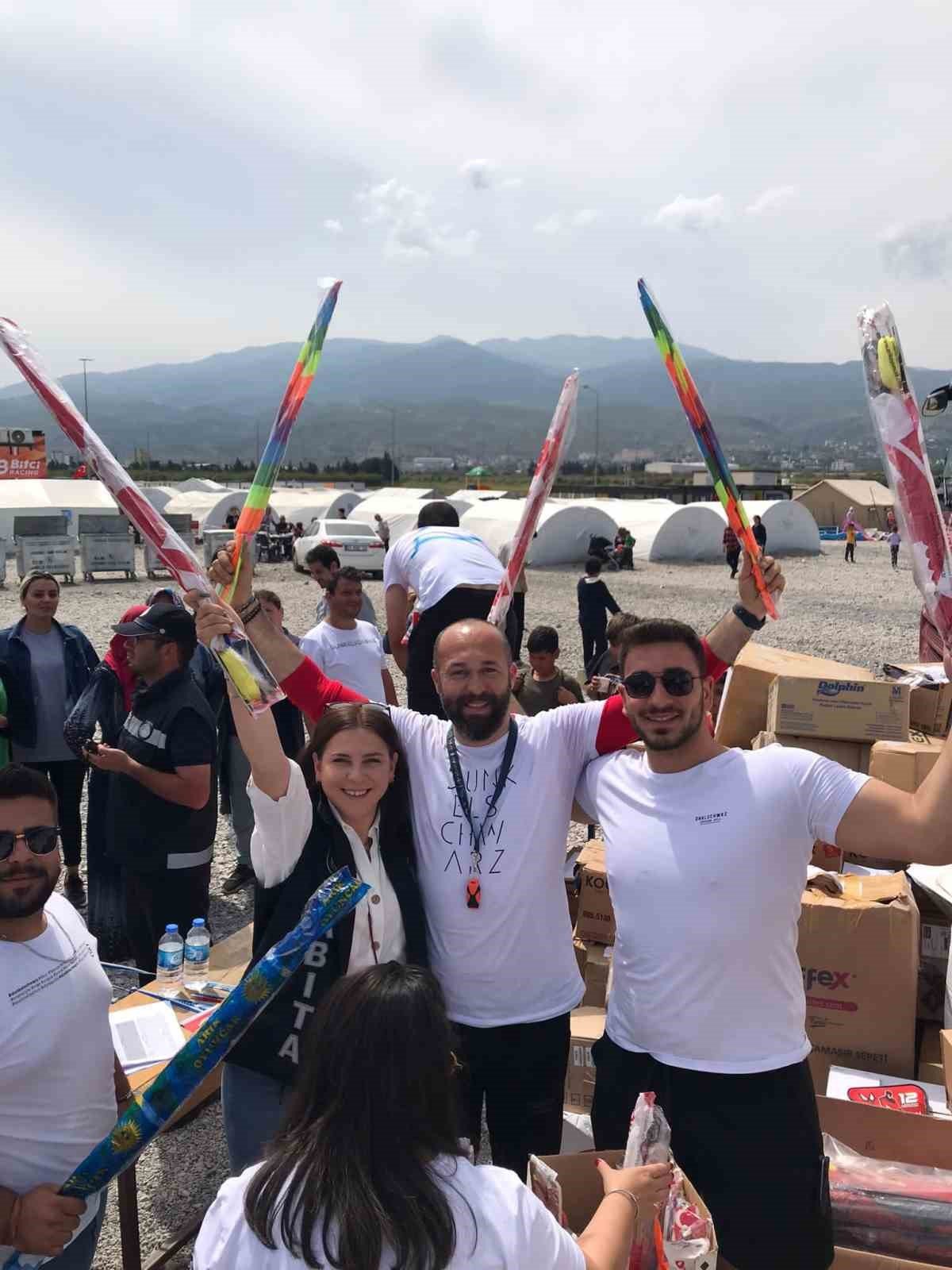 Bodrum’dan Hatay’a uçurtma ve bisiklet gönderildi