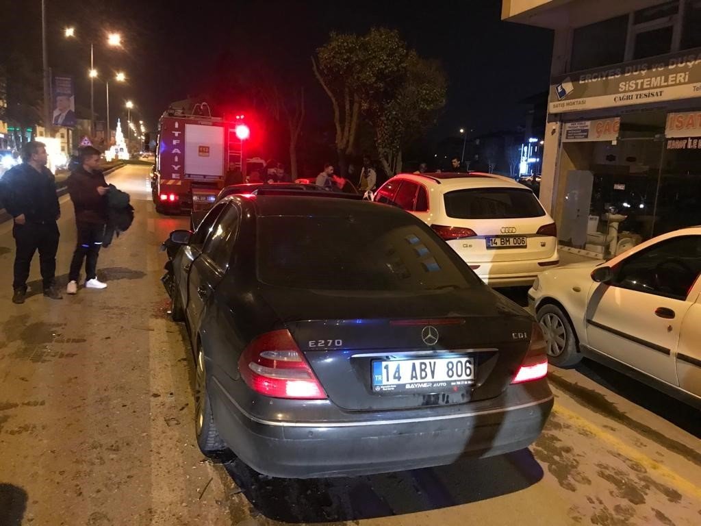 3 otomobile çarpan sürücü olay yerinden kaçtı