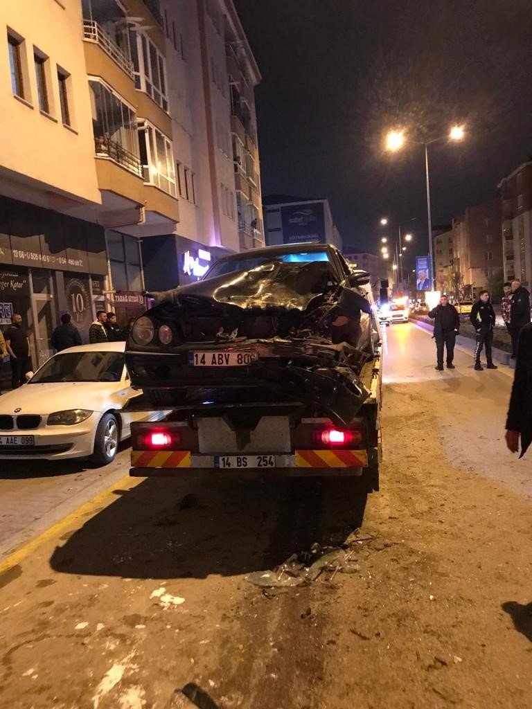 3 otomobile çarpan sürücü olay yerinden kaçtı