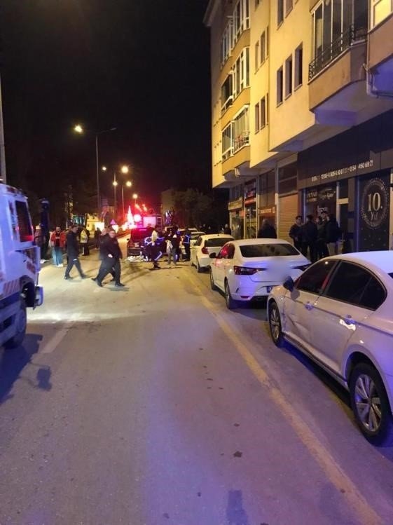 3 otomobile çarpan sürücü olay yerinden kaçtı