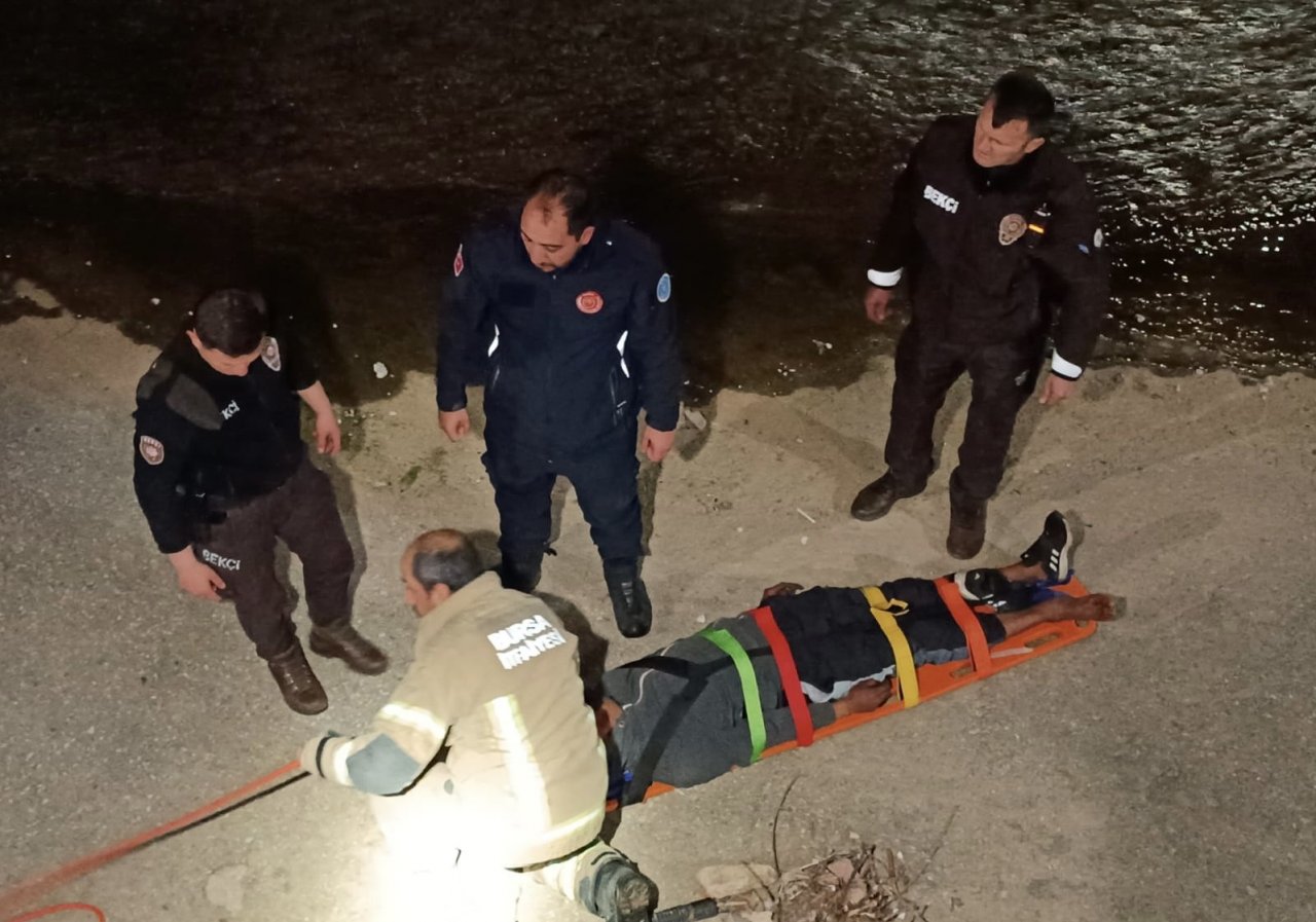 Bursa’da hırsızlık suçundan aranan şahıs, bekçilerden kaçarken dereye atladı