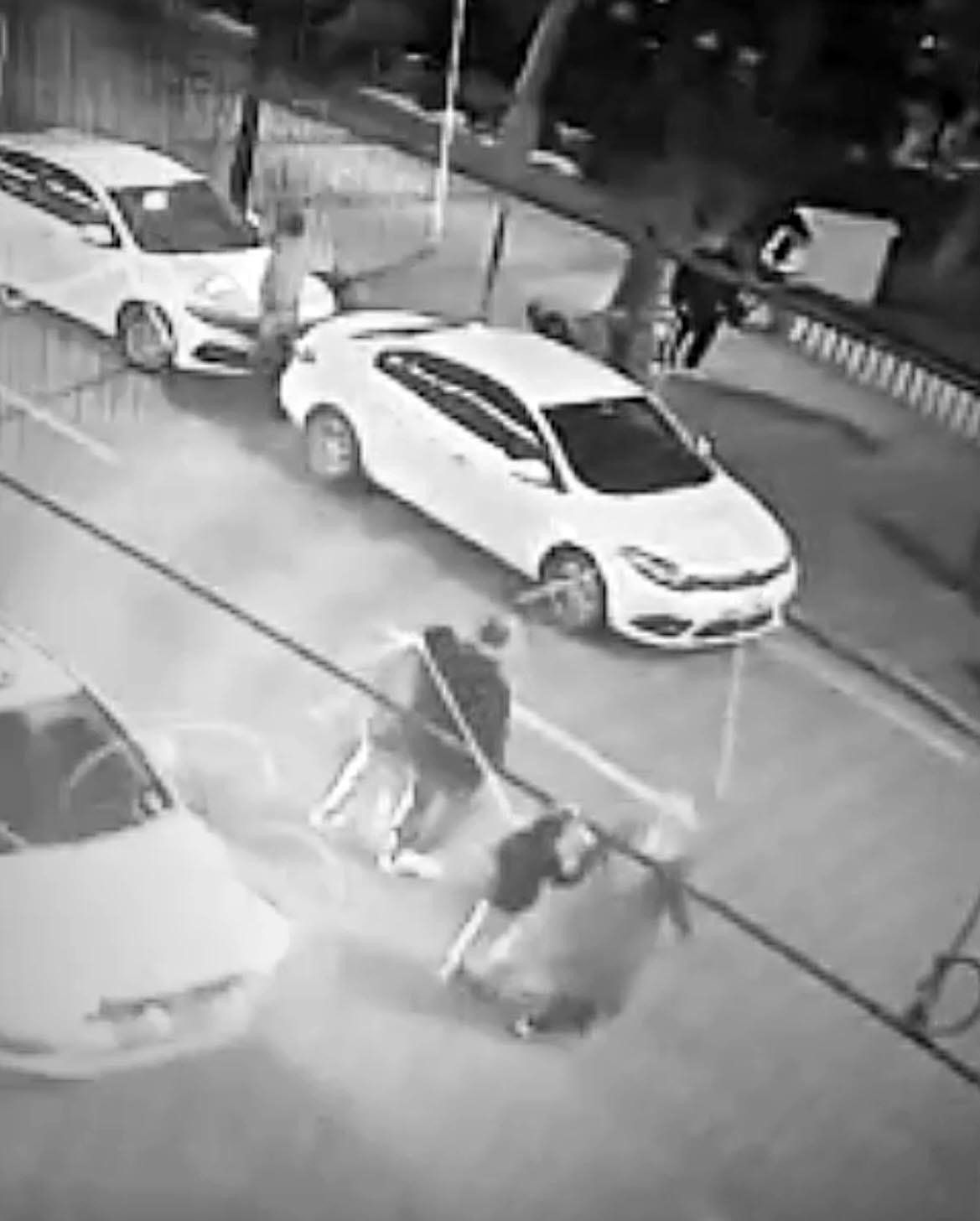 Bursa’da yolun karşısına geçen aileye otomobilin çarptığı anlar kamerada