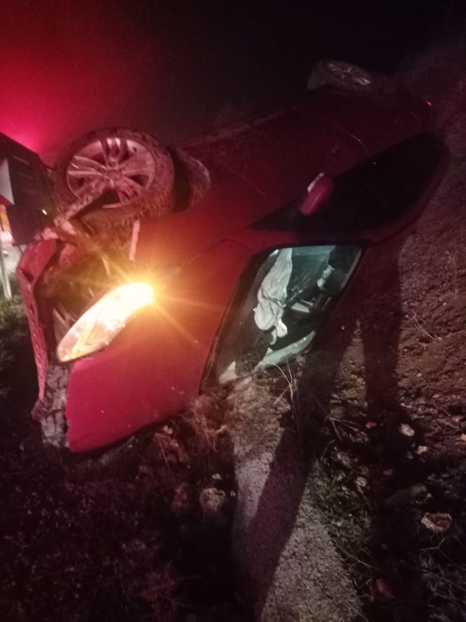 Kontrolden çıkan otomobil şarampole uçtu sürücü yaralandı