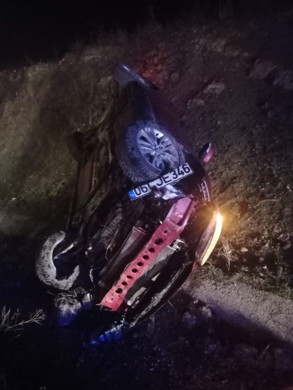 Kontrolden çıkan otomobil şarampole uçtu sürücü yaralandı