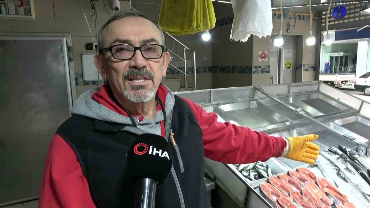 Balık tezgahlarını havuz balıkları süslüyor