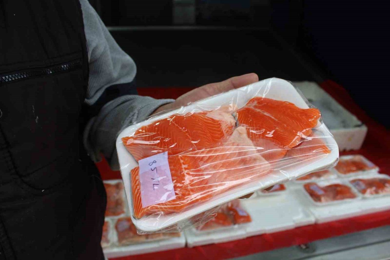 Balık tezgahlarını havuz balıkları süslüyor