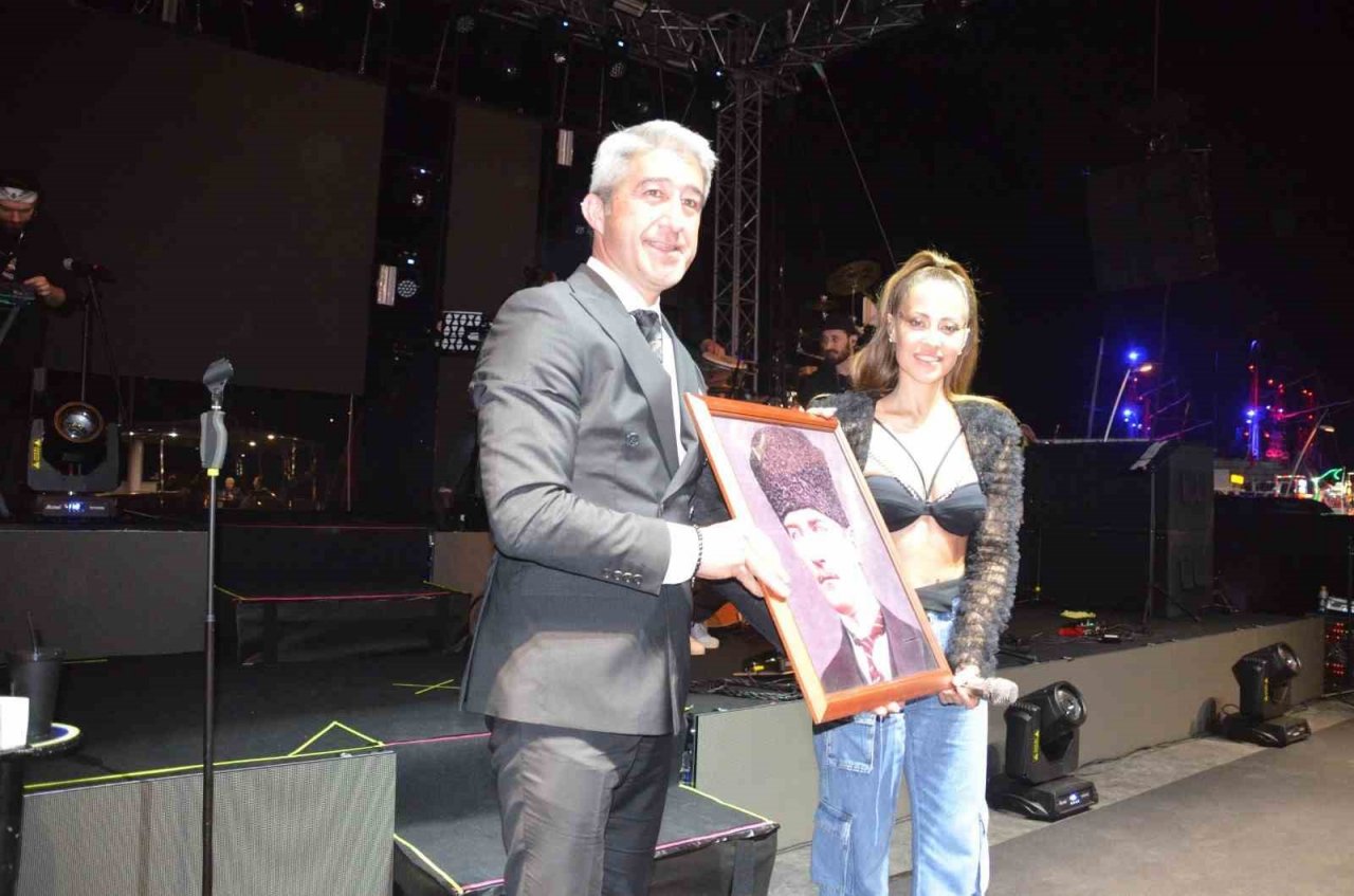 Derya Uluğ Marmaris’te 23 Nisan konseri verdi