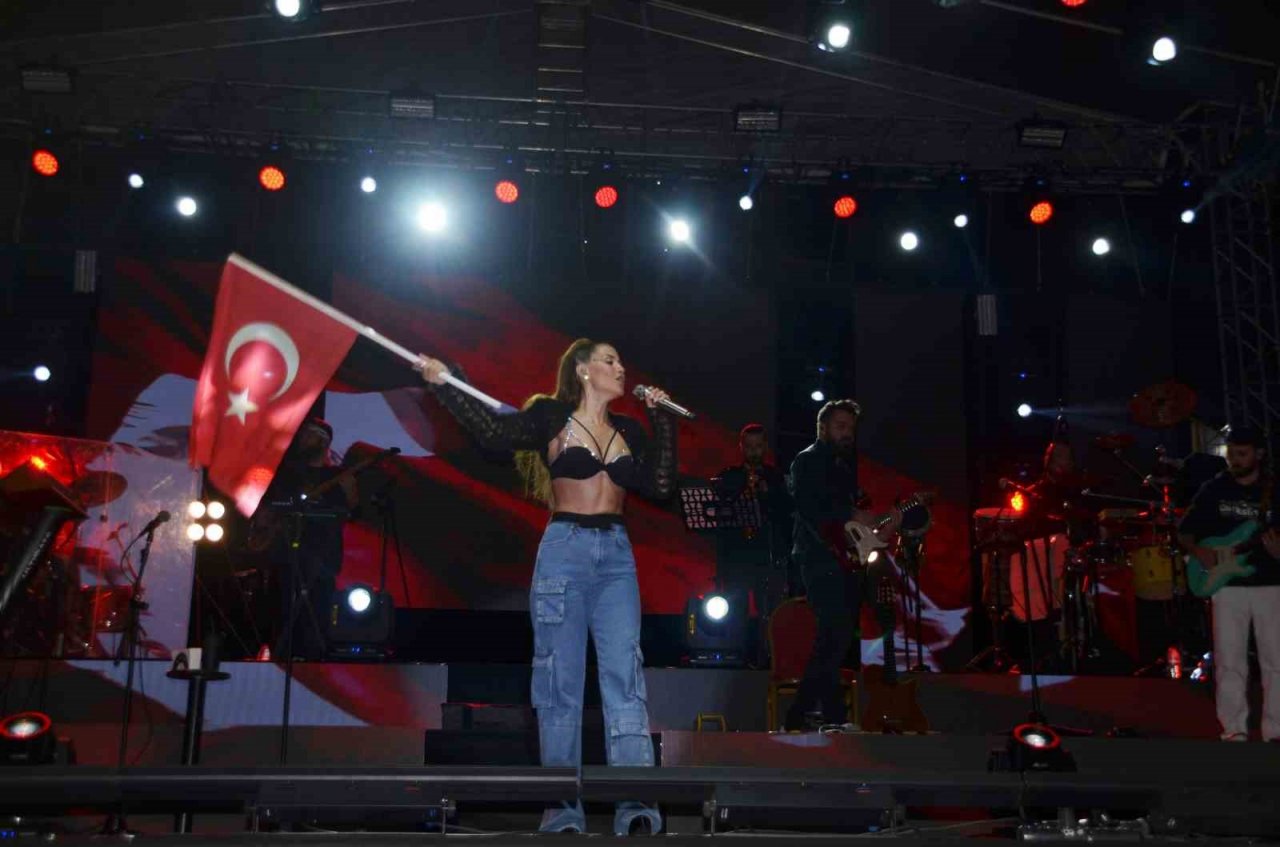 Derya Uluğ Marmaris’te 23 Nisan konseri verdi