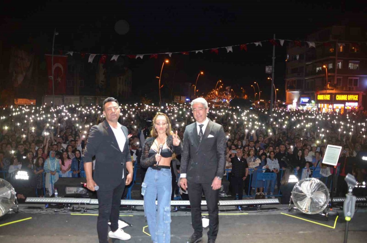 Derya Uluğ Marmaris’te 23 Nisan konseri verdi