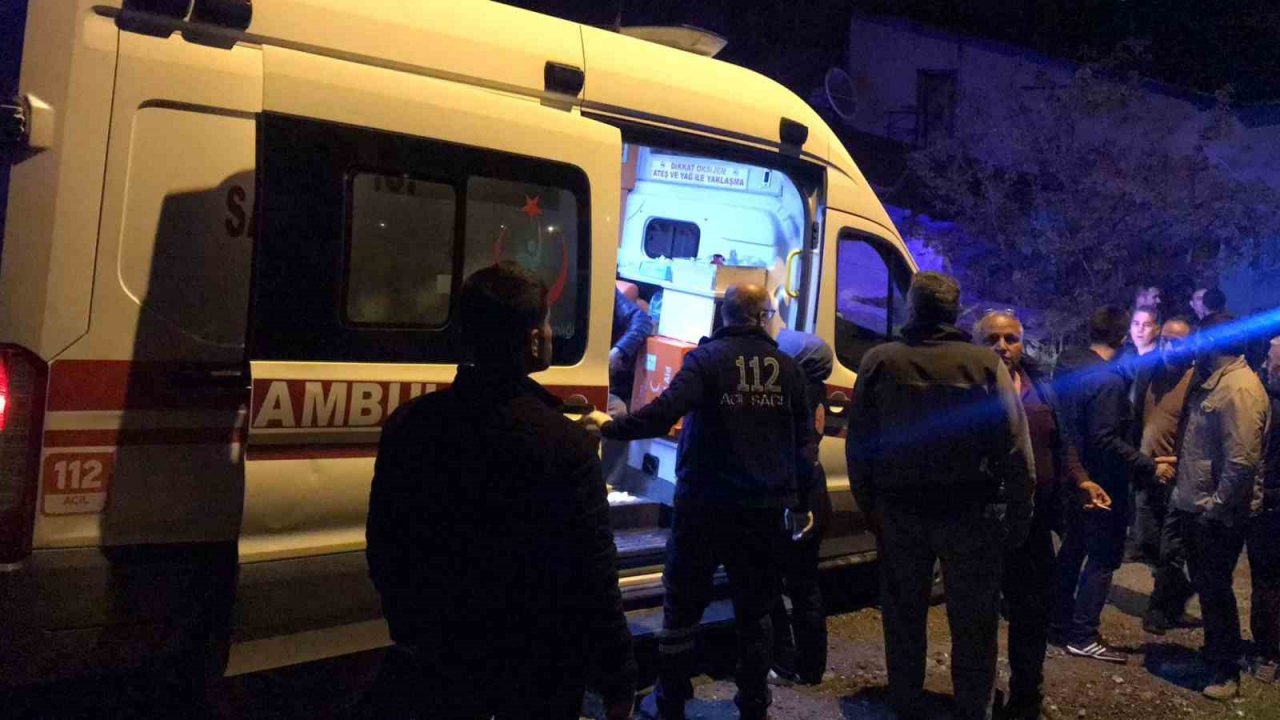 Komşular arasında bıçaklı, sopalı kavga: 3 yaralı