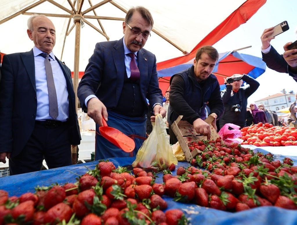 Bakan Dönmez pazarcı önlüğünü giydi, çilek tezgâhının başına geçti