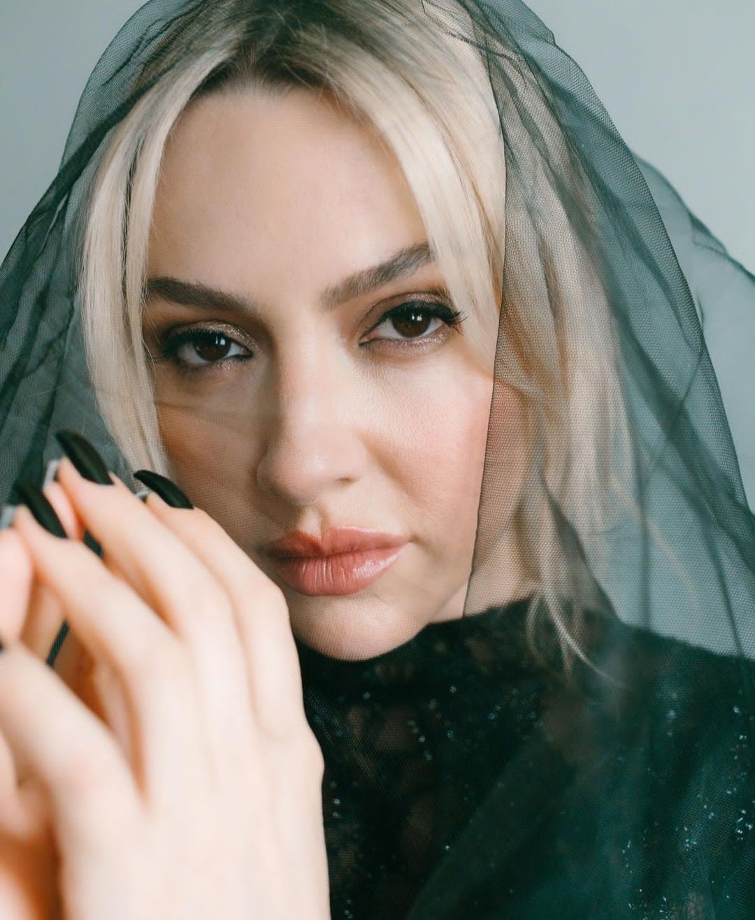 Şarkıcı Hadise’nin mesajlarını ifşa ettiği iddia edilen gazeteciye 9 yıla kadar hapis cezası talebi