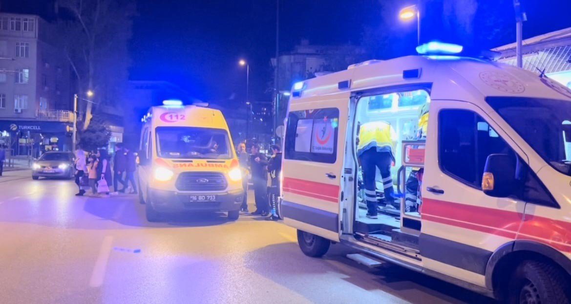 Bursa’da yolun karşısına geçen aileye otomobilin çarptığı anlar kamerada