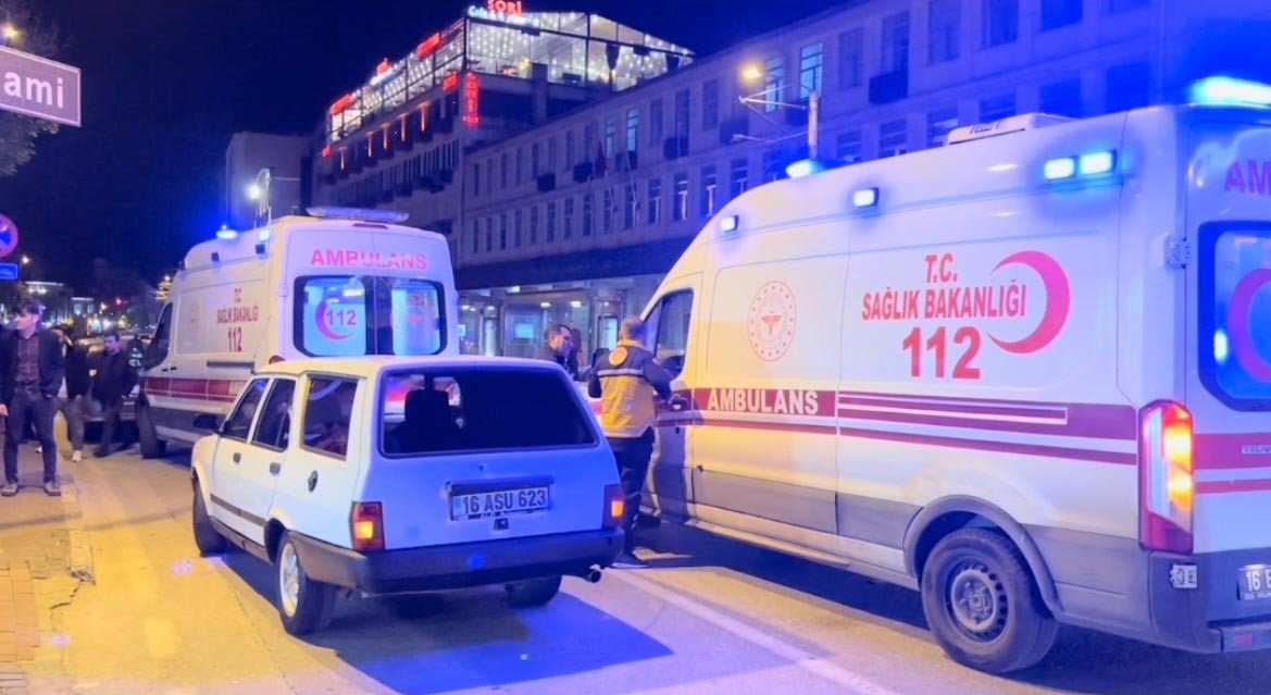 Bursa’da yolun karşısına geçen aileye otomobilin çarptığı anlar kamerada