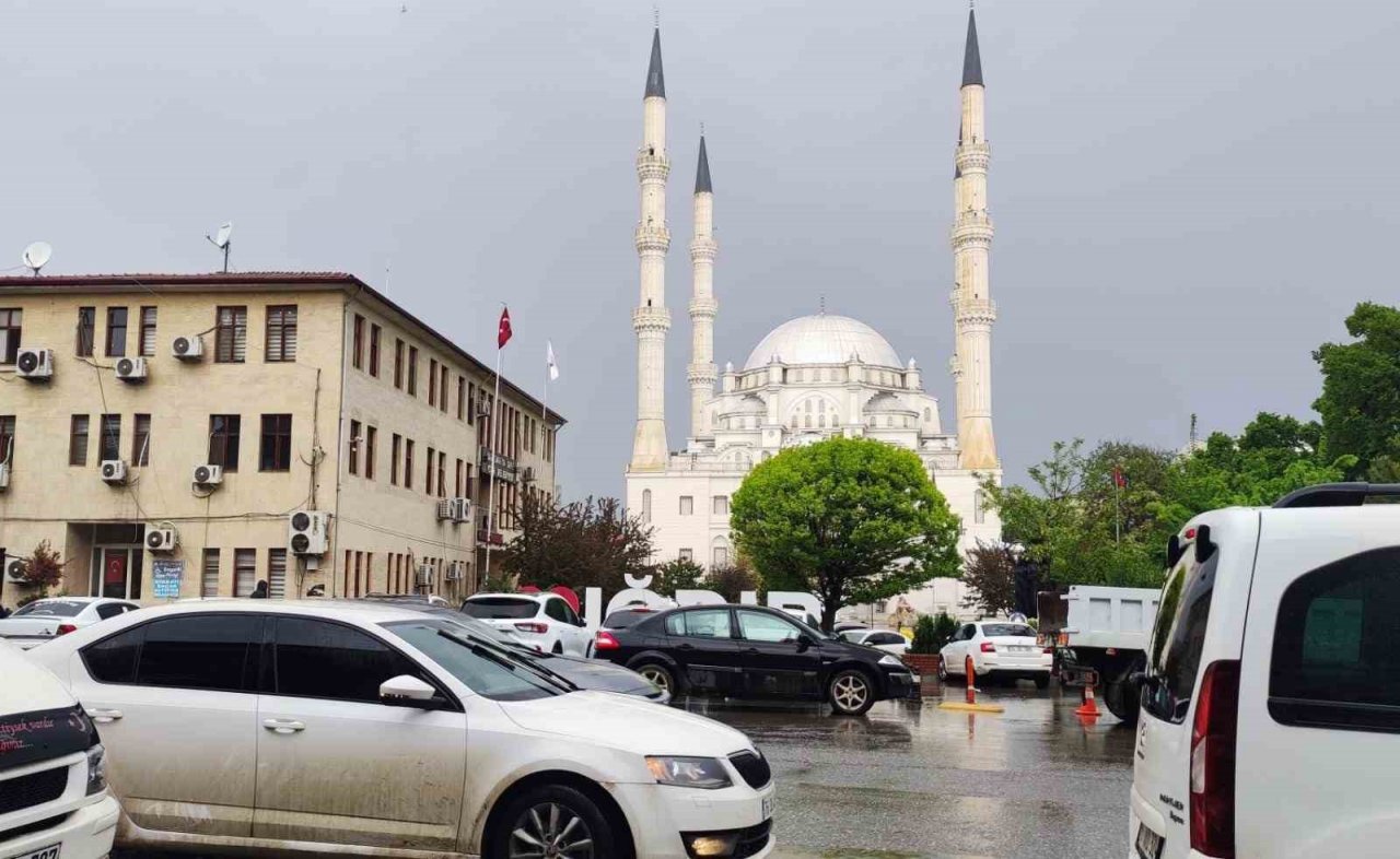 Iğdır’da vatandaşlar yağmura hazırlıksız yakalandı