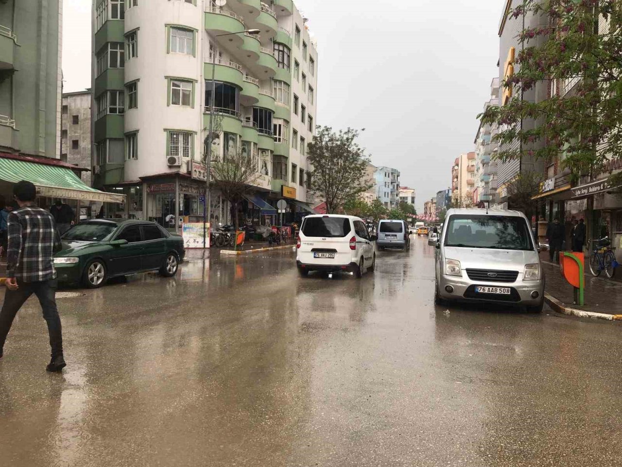 Iğdır’da vatandaşlar yağmura hazırlıksız yakalandı