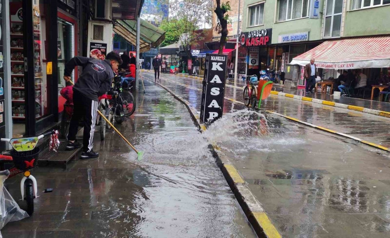 Iğdır’da vatandaşlar yağmura hazırlıksız yakalandı