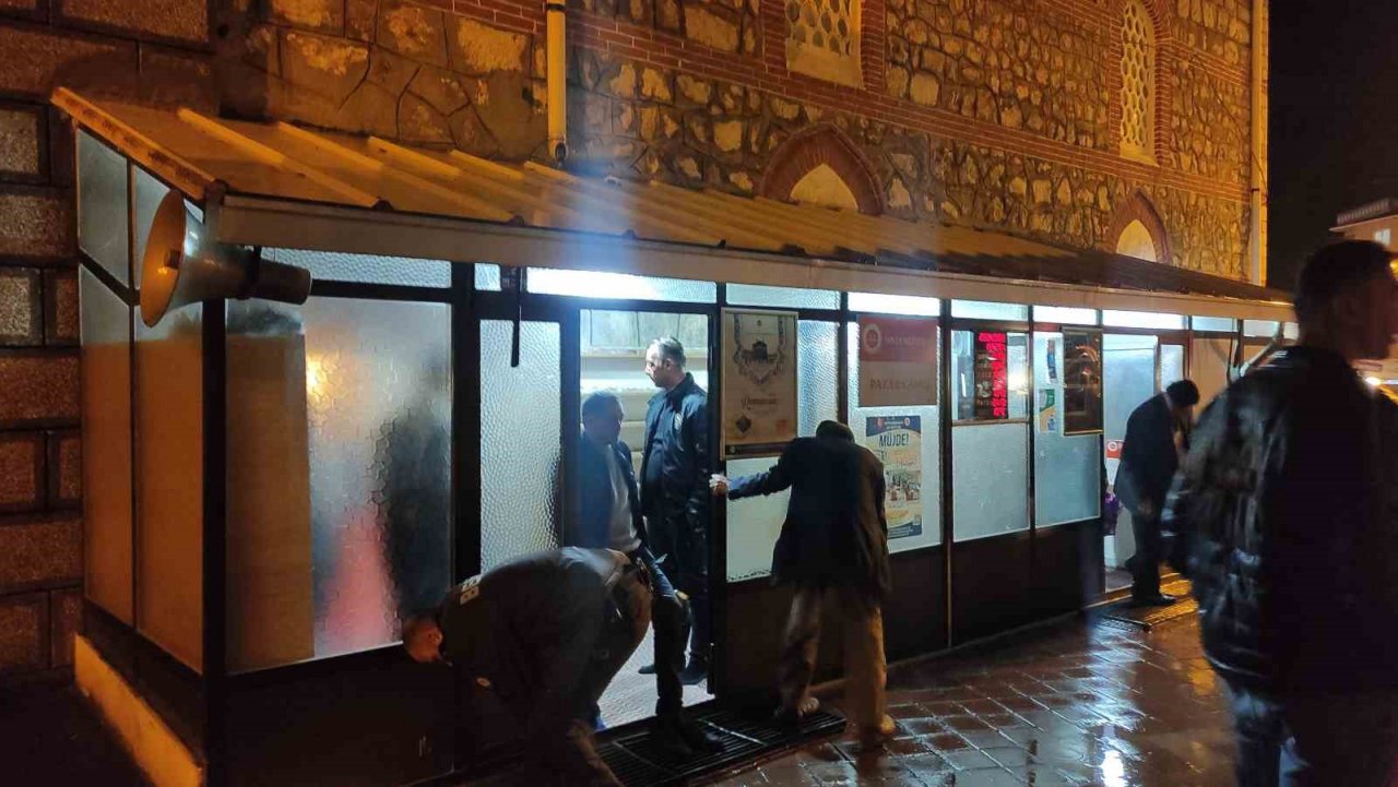 Namaz vakti camiye giren hırsız cemaatin ayakkabı ve şemsiyelerini böyle çaldı