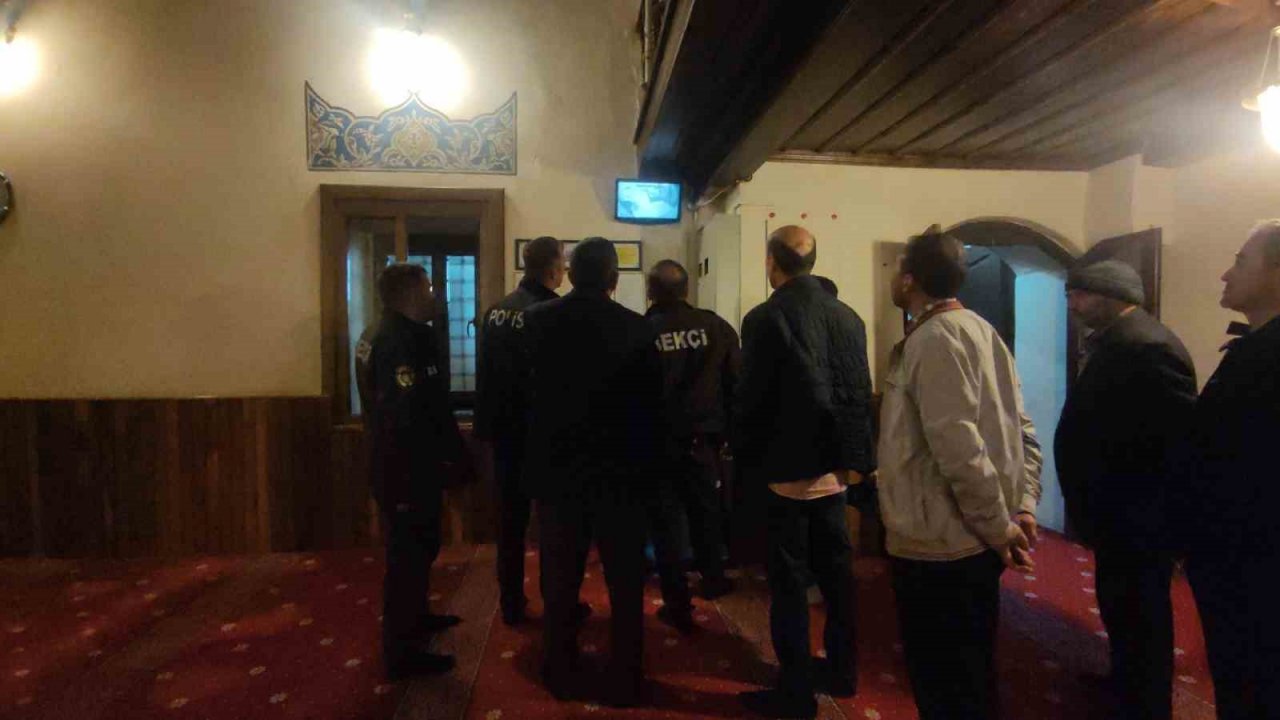 Namaz vakti camiye giren hırsız cemaatin ayakkabı ve şemsiyelerini böyle çaldı