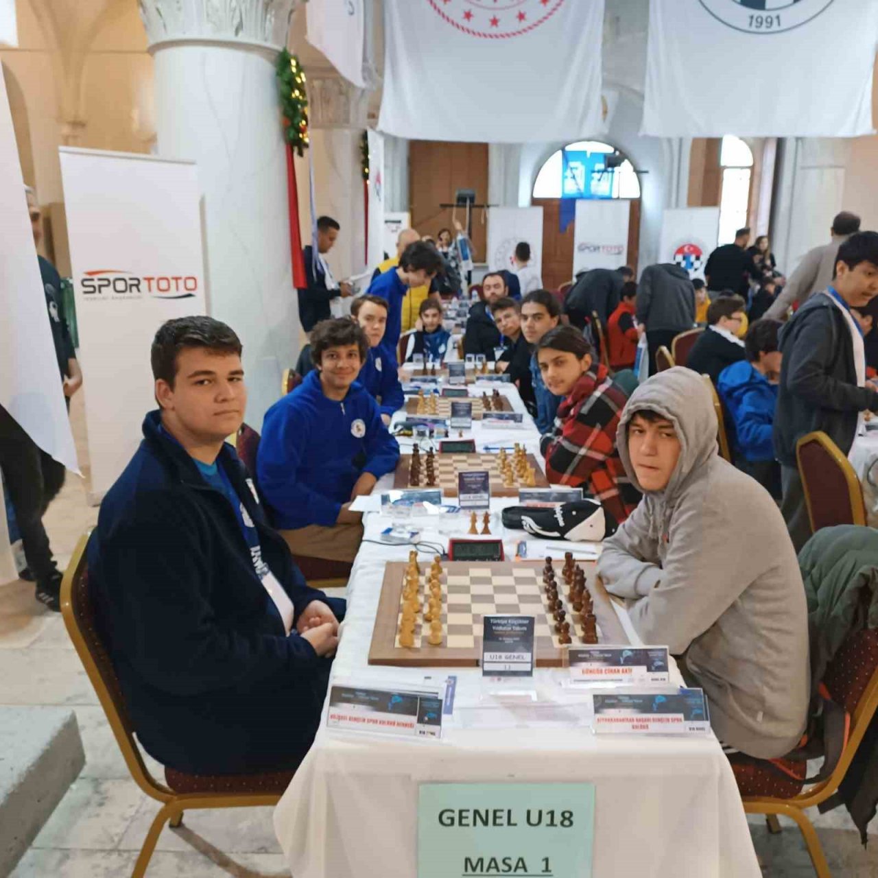 Afyonkarahisarlı sporculardan satranç turnuvasında büyük başarı