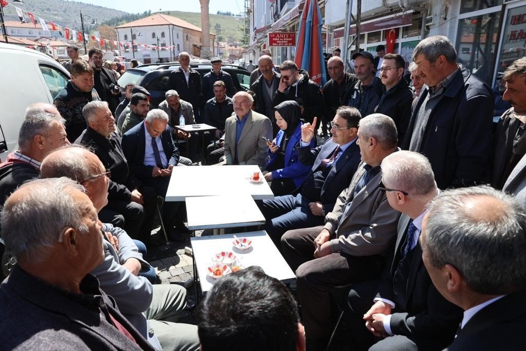 Bakan Dönmez pazarcı önlüğünü giydi, çilek tezgâhının başına geçti