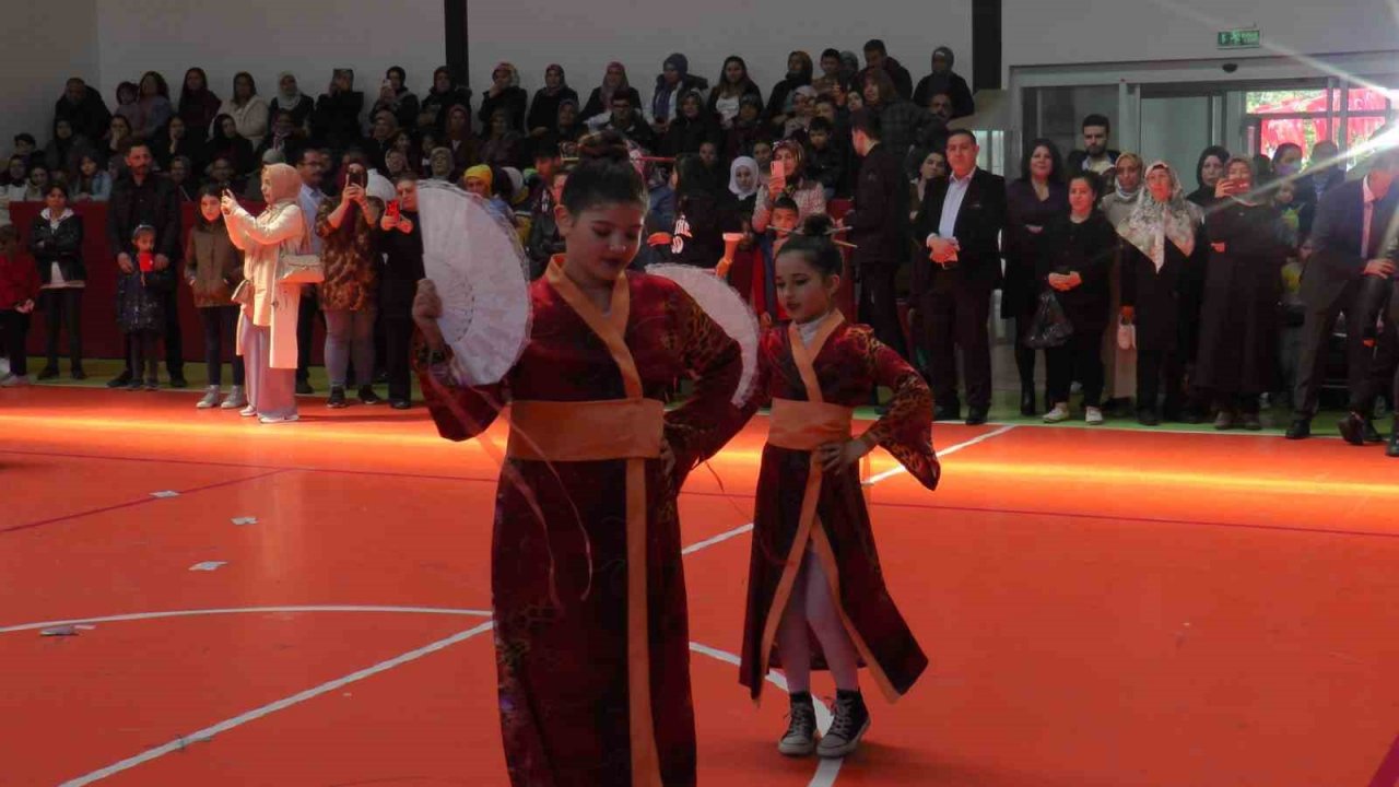 Minikler 23 Nisan’da depremzedeleri andı