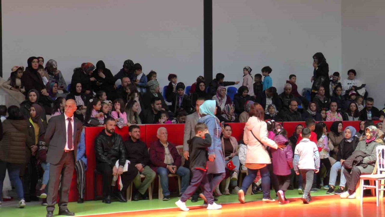 Minikler 23 Nisan’da depremzedeleri andı