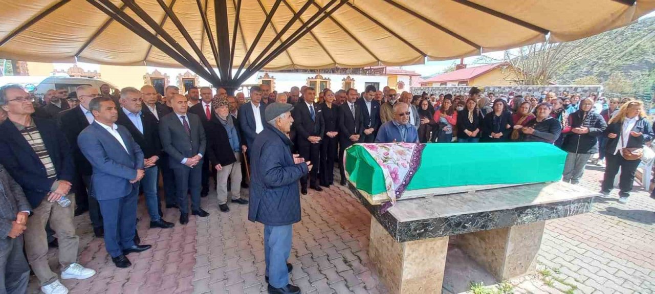 Kılıçdaroğlu’nun halası son yolculuğuna uğurlandı