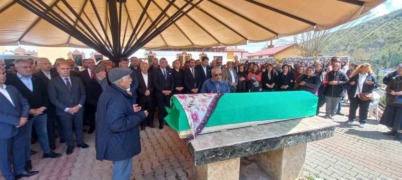 Kılıçdaroğlu’nun halası son yolculuğuna uğurlandı