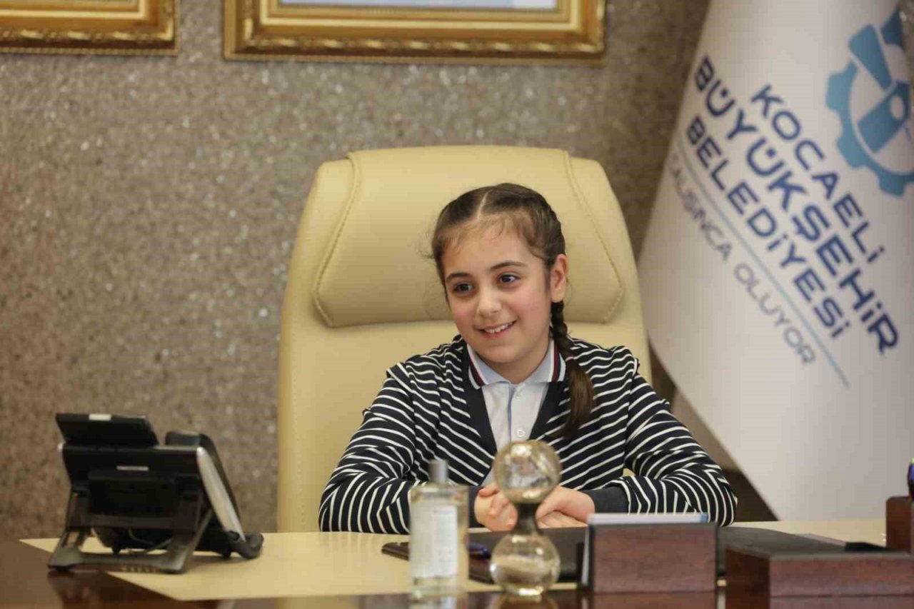 Başkan Büyükakın makamını Azranur’a bıraktı