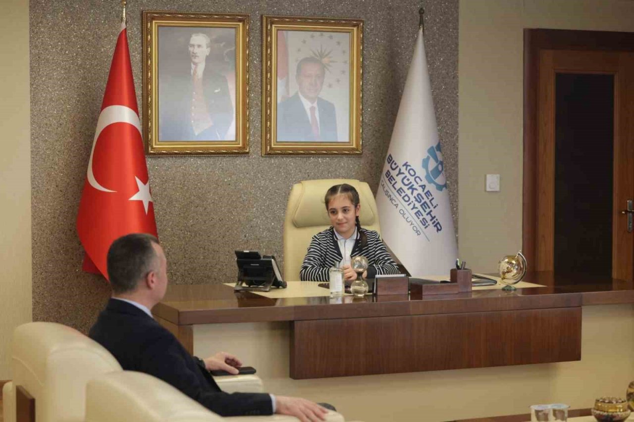 Başkan Büyükakın makamını Azranur’a bıraktı