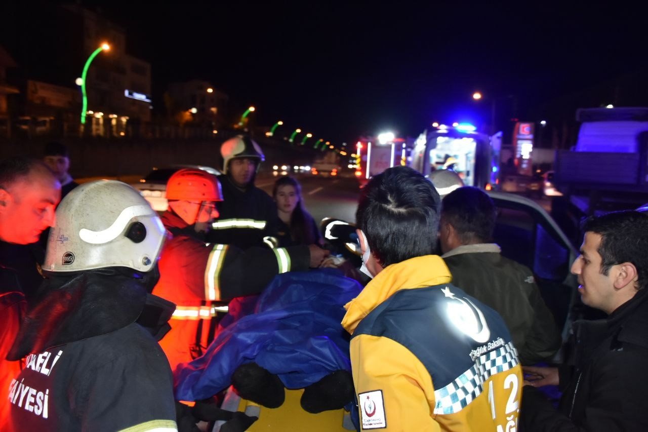 Benzin istasyonuna girmek için yavaşlayan tıra hafif ticari araç çarptı: 2’si ağır 4 yaralı