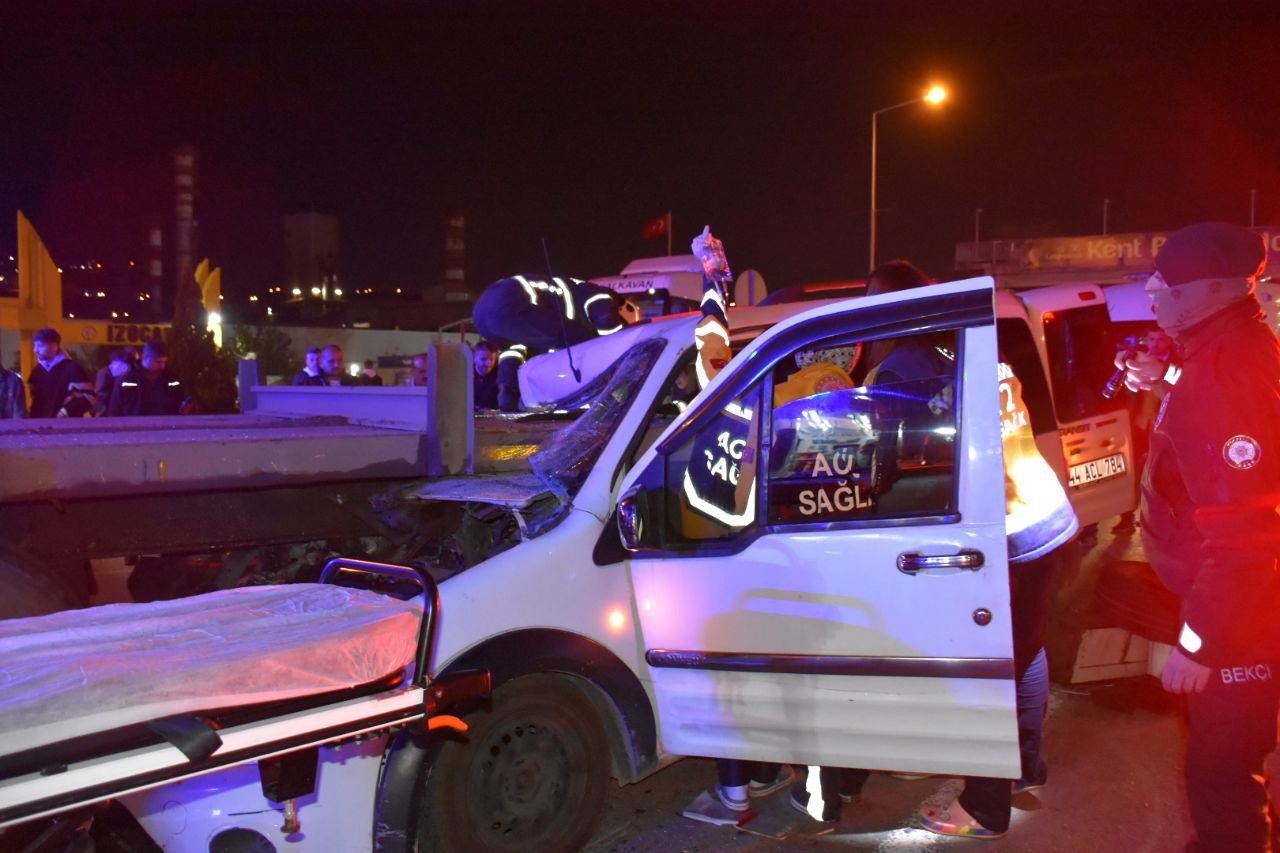 Benzin istasyonuna girmek için yavaşlayan tıra hafif ticari araç çarptı: 2’si ağır 4 yaralı