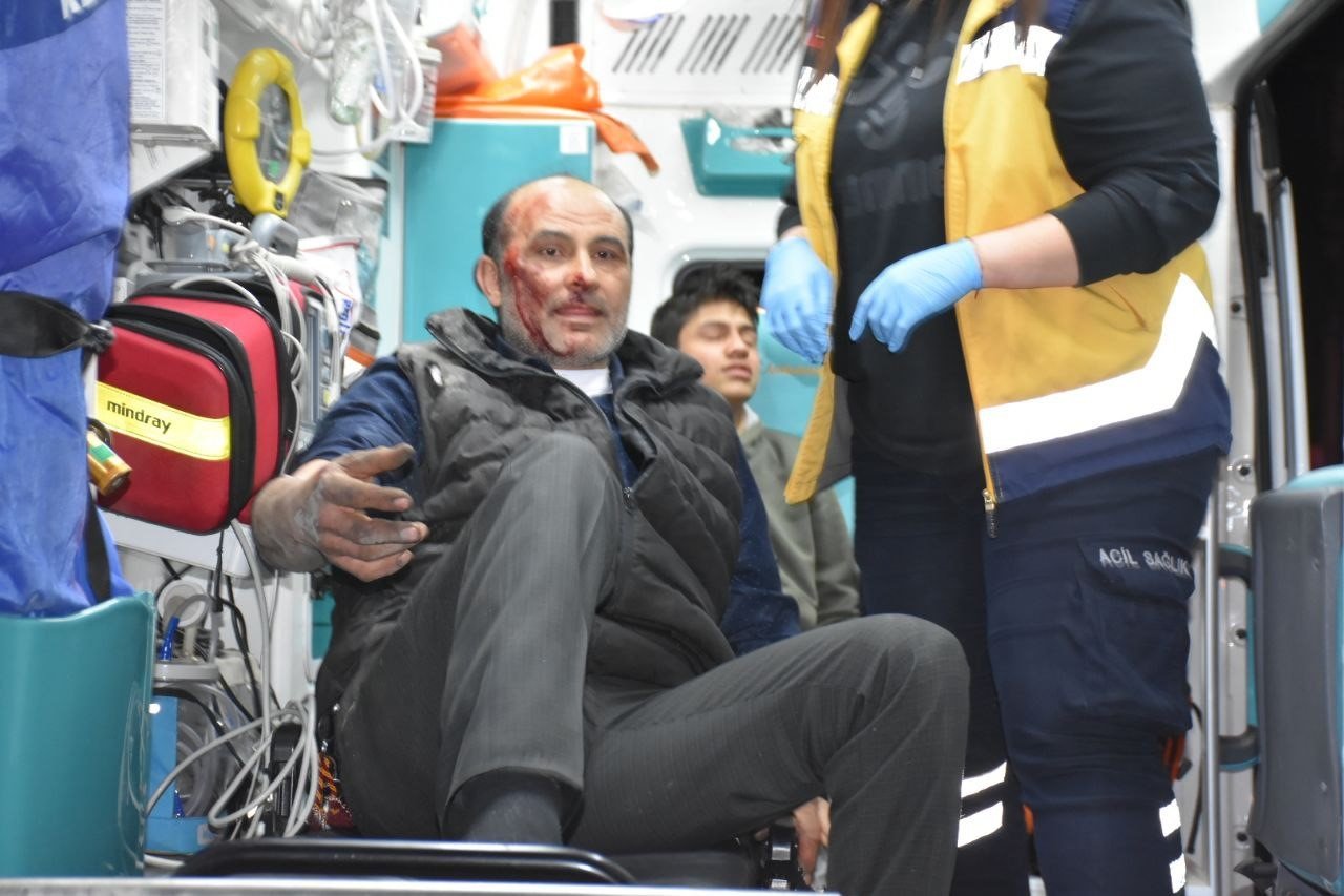 Benzin istasyonuna girmek için yavaşlayan tıra hafif ticari araç çarptı: 2’si ağır 4 yaralı