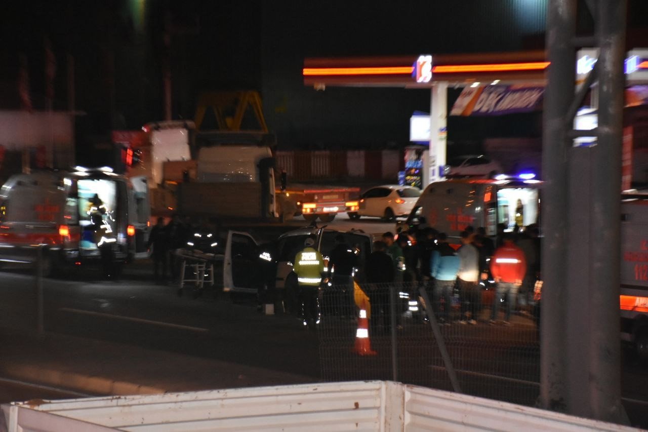 Benzin istasyonuna girmek için yavaşlayan tıra hafif ticari araç çarptı: 2’si ağır 4 yaralı