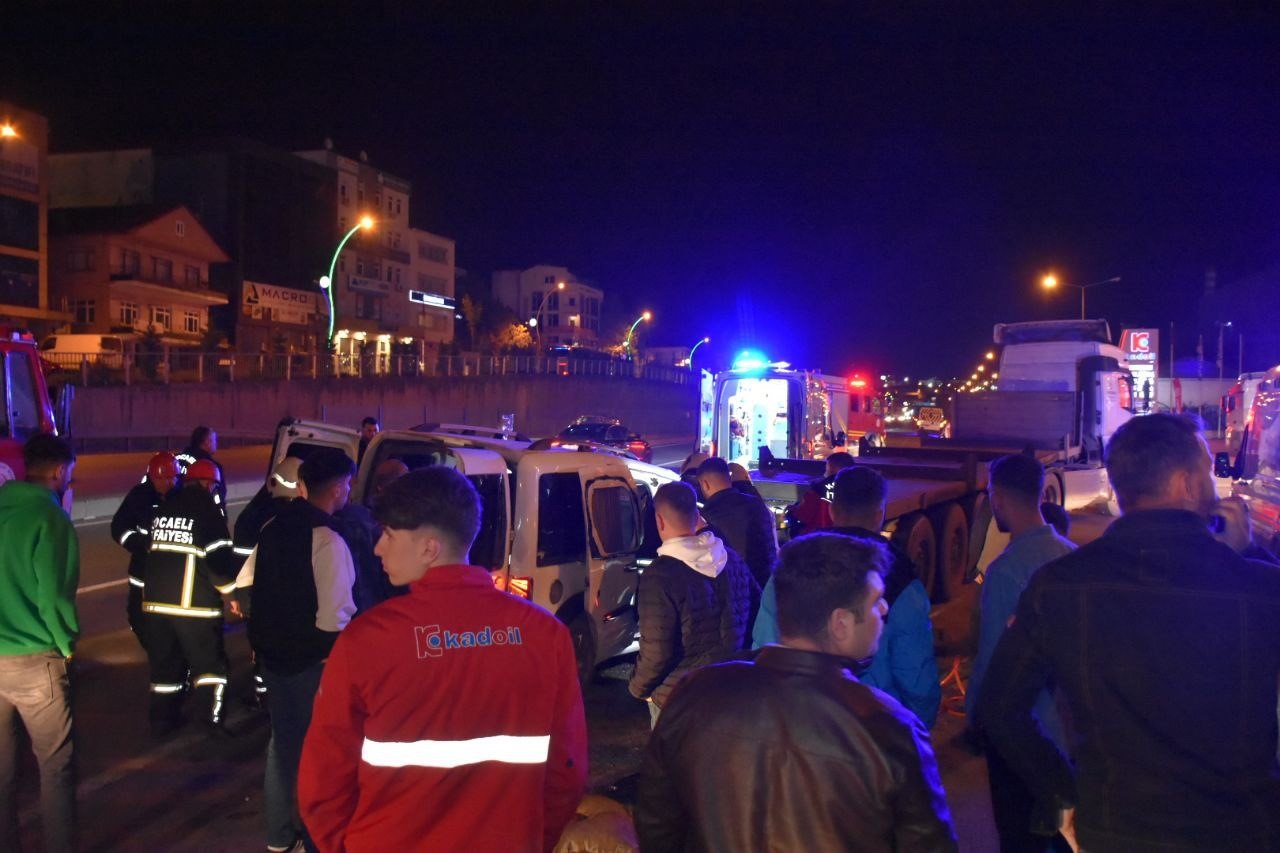 Benzin istasyonuna girmek için yavaşlayan tıra hafif ticari araç çarptı: 2’si ağır 4 yaralı