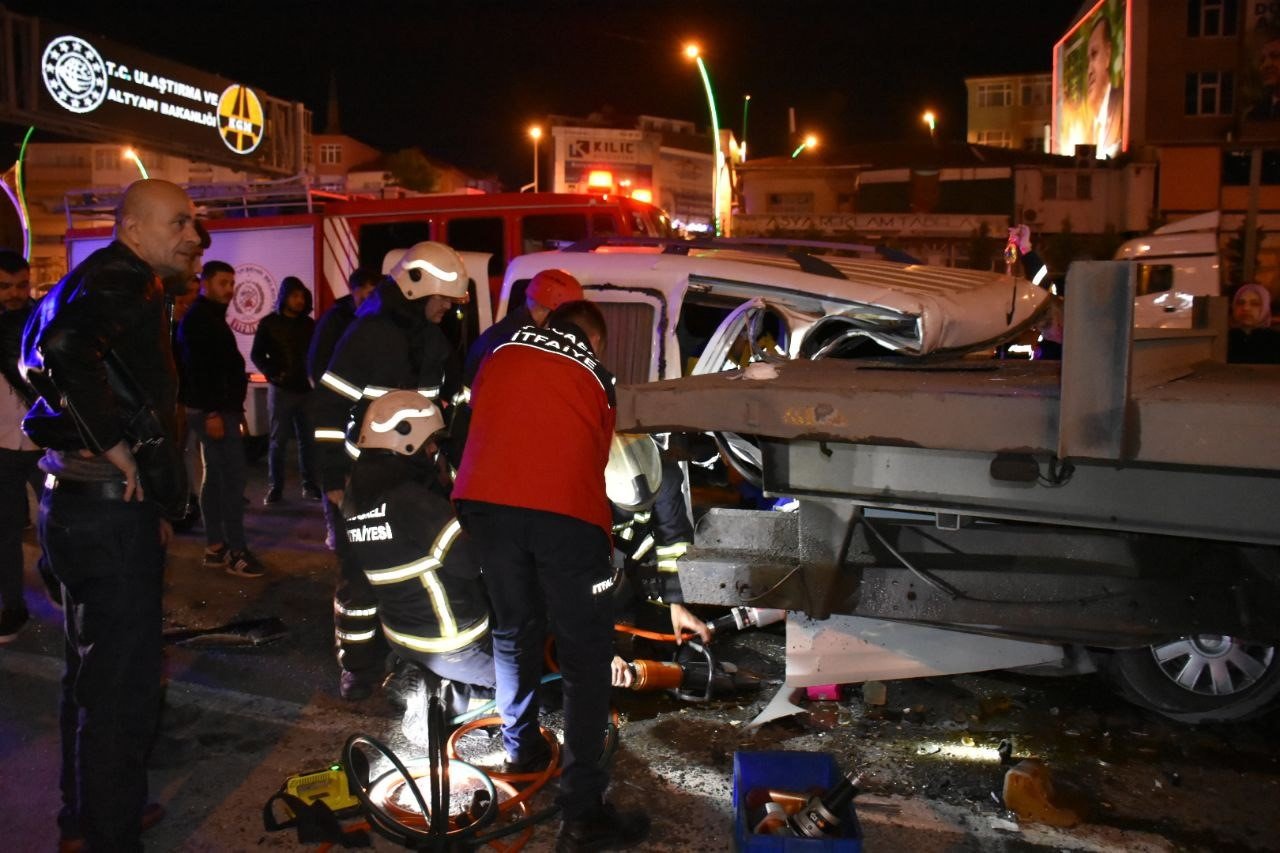 Benzin istasyonuna girmek için yavaşlayan tıra hafif ticari araç çarptı: 2’si ağır 4 yaralı