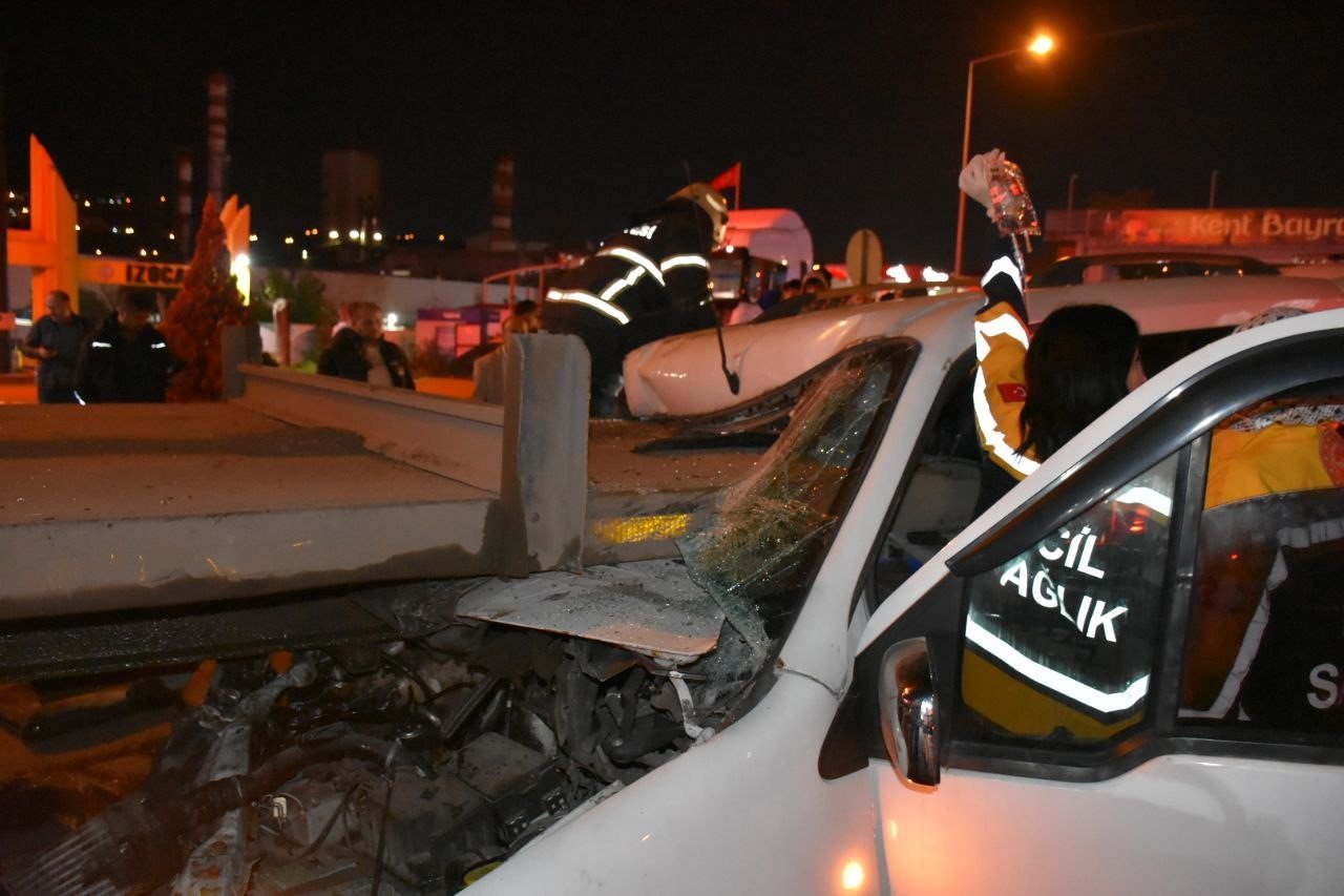 Benzin istasyonuna girmek için yavaşlayan tıra hafif ticari araç çarptı: 2’si ağır 4 yaralı
