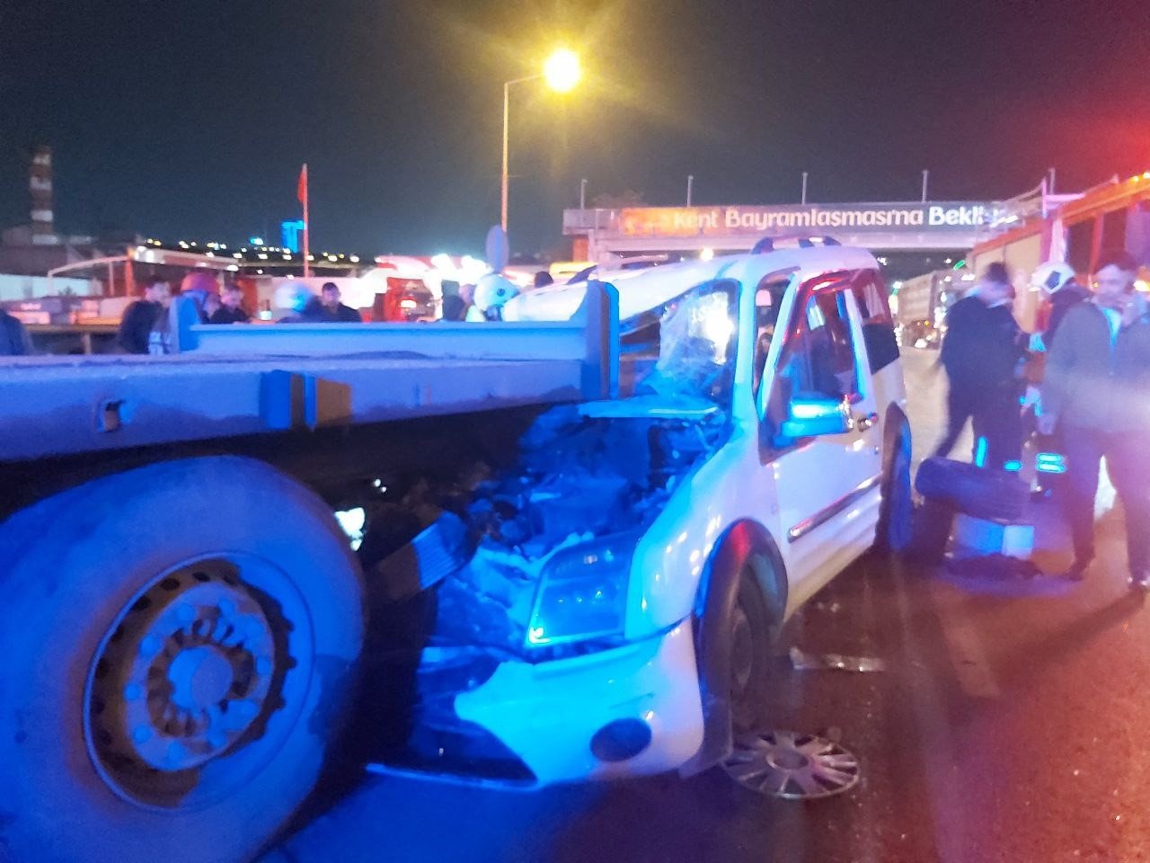 Benzin istasyonuna girmek için yavaşlayan tıra hafif ticari araç çarptı: 2’si ağır 4 yaralı