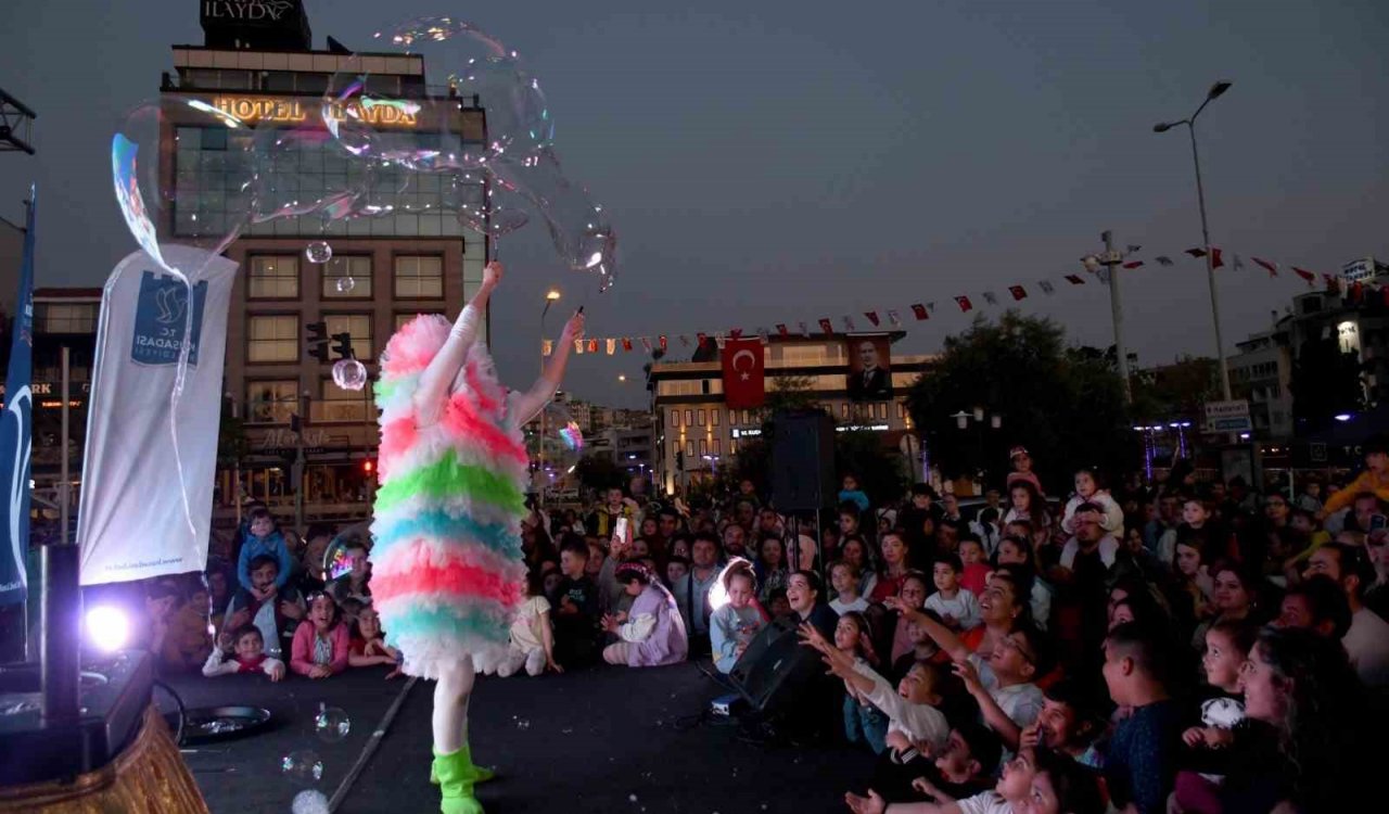 Kuşadası’nda 23 Nisan korteji renkli görüntülere sahne oldu