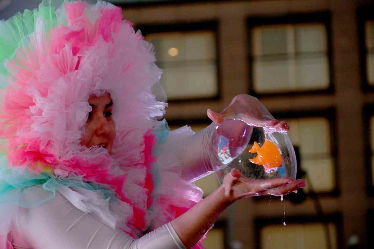 Kuşadası’nda 23 Nisan korteji renkli görüntülere sahne oldu