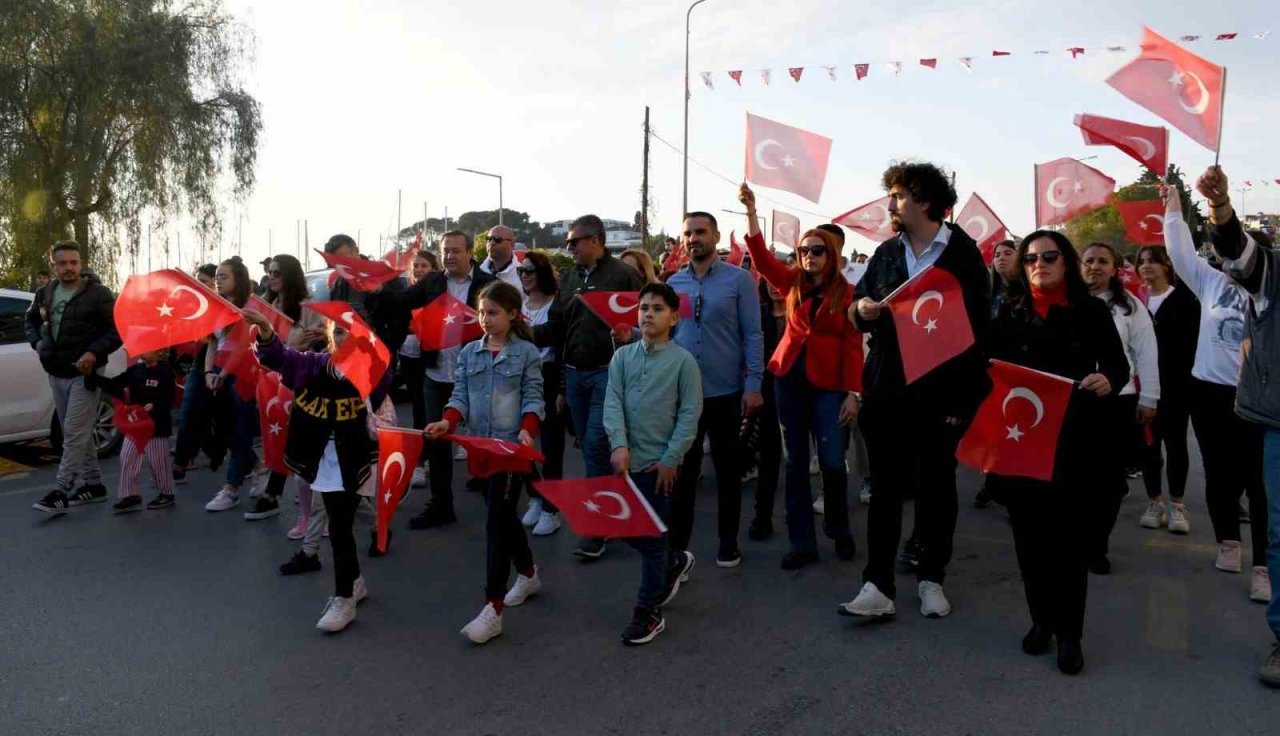 Kuşadası’nda 23 Nisan korteji renkli görüntülere sahne oldu